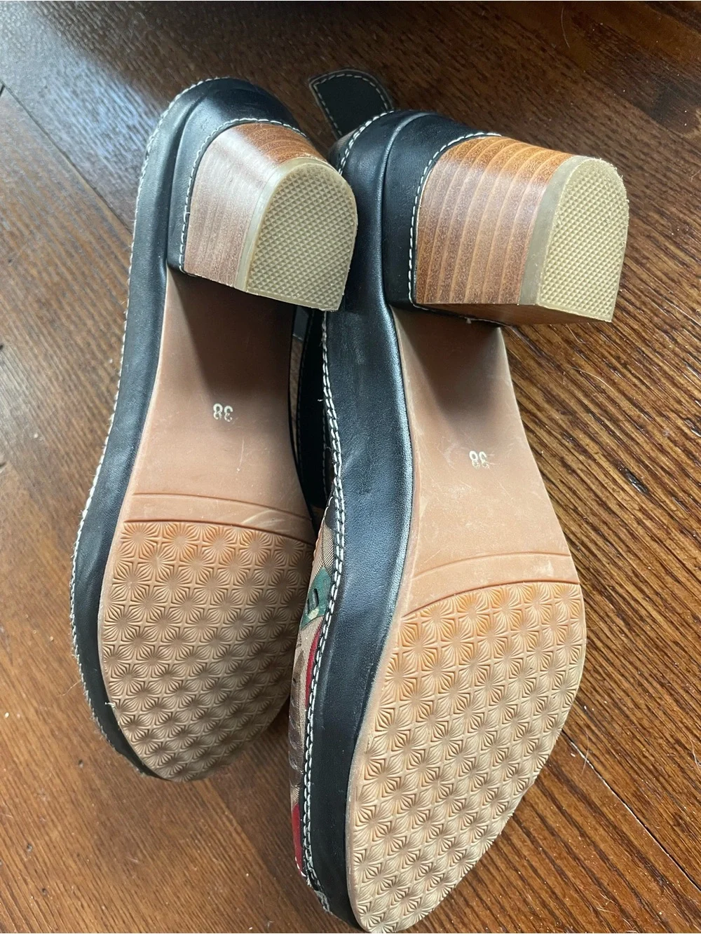 L'Artiste Multicolor Leather T-Strap Sandals with Cutout Design-Like New-38